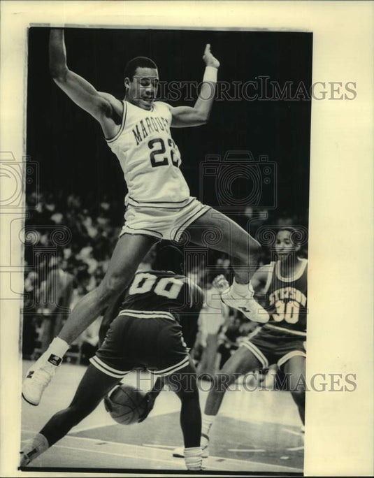 1984 Press Photo Marquette's Dwayne Johnson Leaps Over Stetson's Tony Hemphill - Historic Images