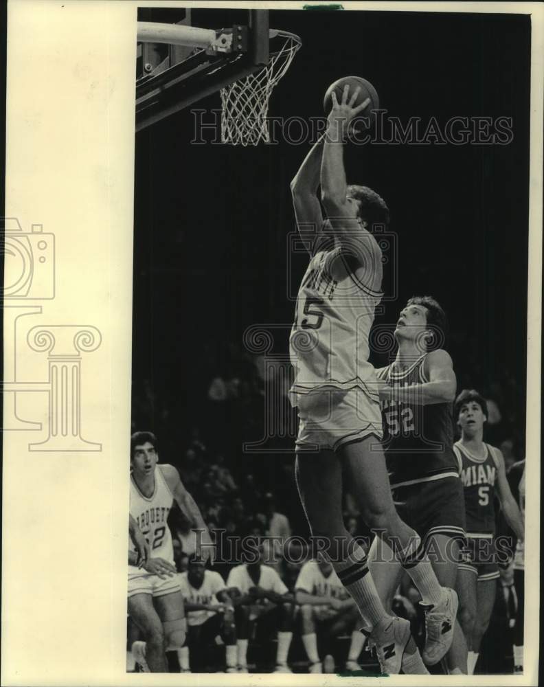 1983 Press Photo Marquette&#39;s Vic Lazaretti Takes Shot Past Miami&#39;s John Marx - Historic Images