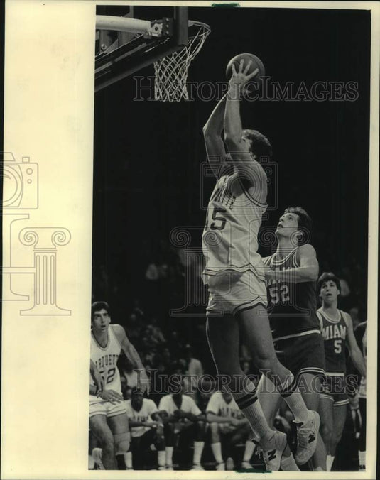 1983 Press Photo Marquette's Vic Lazaretti Takes Shot Past Miami's John Marx - Historic Images