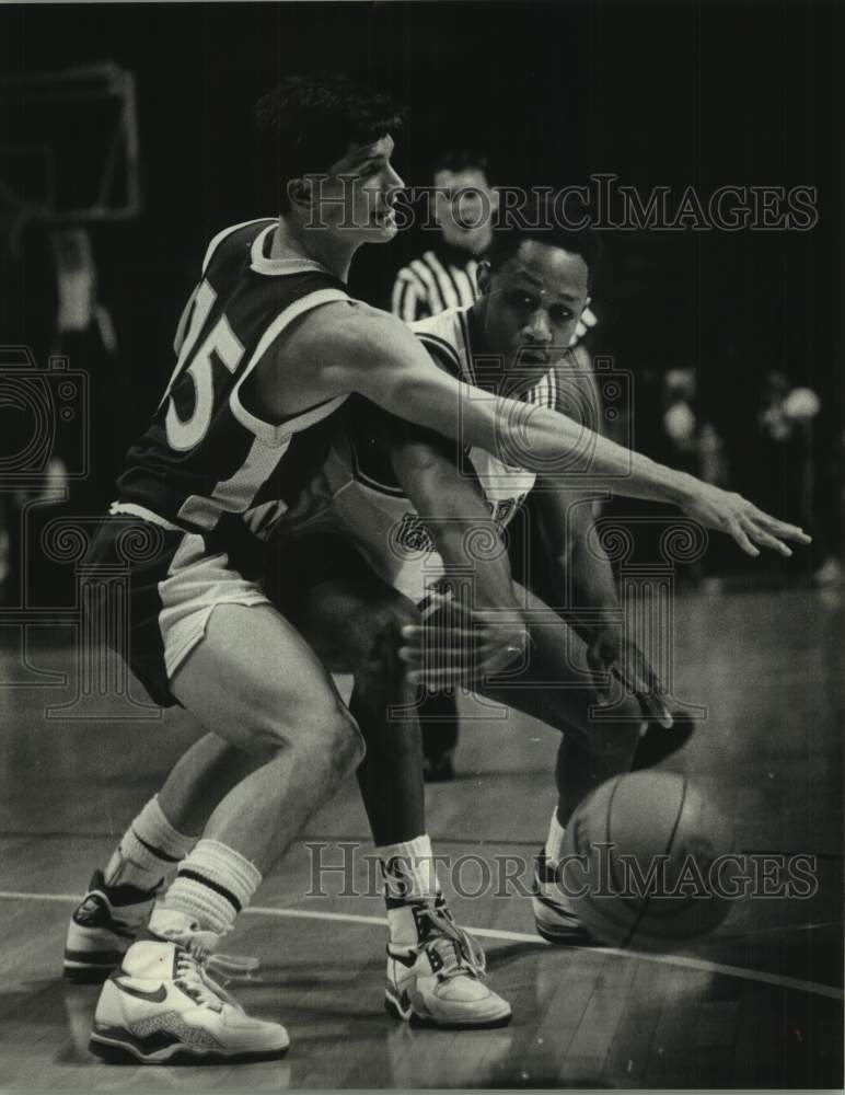 1989 Press Photo Marquette&#39;s Bruce Hayes Passes Around Opponent - mjc36297 - Historic Images