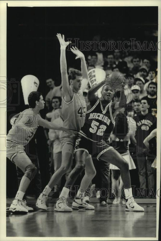 1989 Press Photo Even Double Teaming Didn't Help Marquette Stop Terry Mills - Historic Images