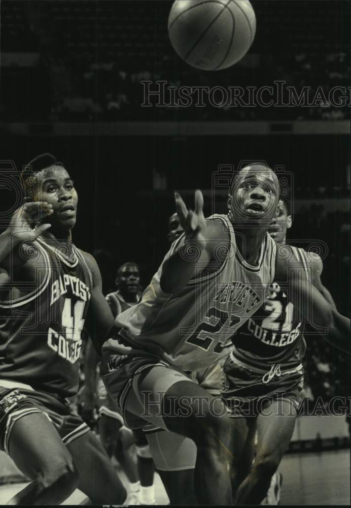 1990 Press Photo Marquette&#39;s Tyrone Baldwin Chases Ball Against Baptist College - Historic Images