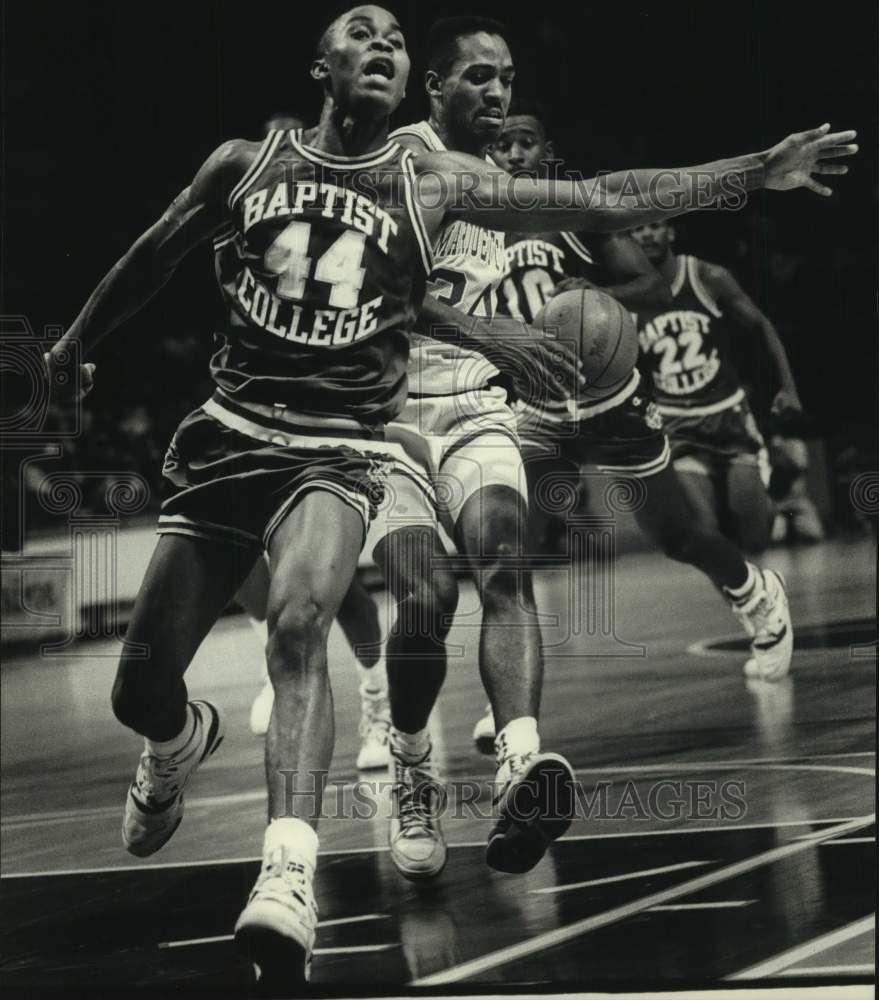 1990 Press Photo Baptist College&#39;s Luther Tutt Tries to Block Marquette&#39;s Smith - Historic Images