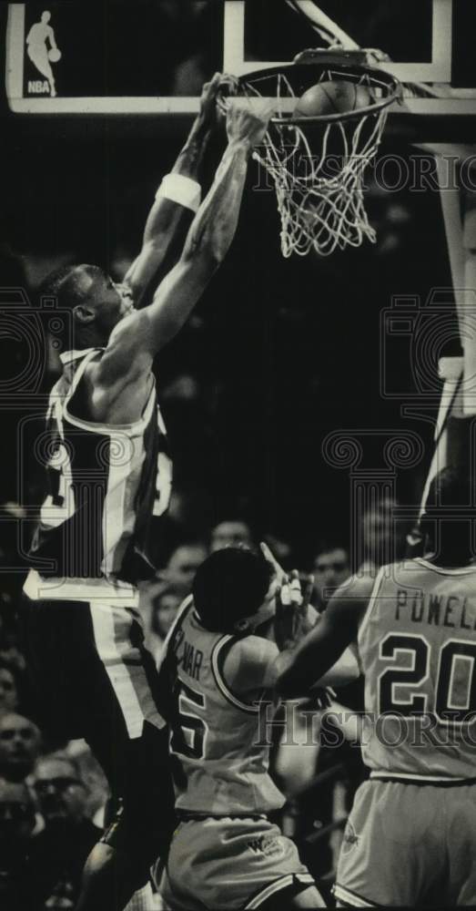 1990 Press Photo Xavier&#39;s Derek Strong Slams Over Marquette&#39;s Anglavar &amp; Powell - Historic Images