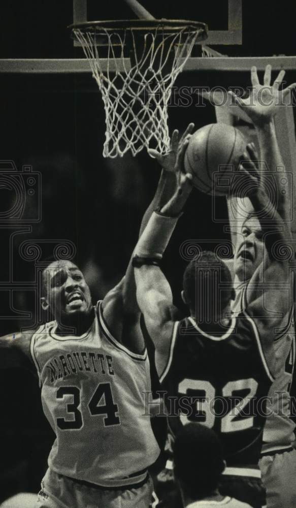 1990 Press Photo Marquette&#39;s Tony Smith Tries to Block Shot from Dayton Player - Historic Images