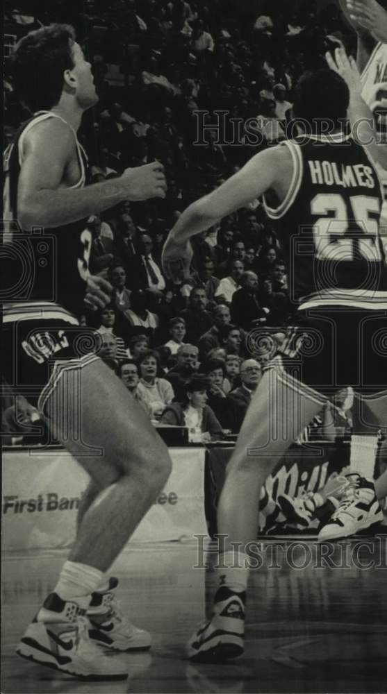 1988 Press Photo Marquette&#39;s Tyrone Baldwin Shoots in Warrior&#39;s Win Over Maine - Historic Images