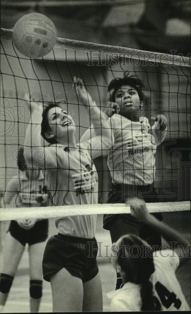 1981 Press Photo Marquette University&#39;s Peggy Hoppa &amp; Carolyn Turner, Volleyball - Historic Images