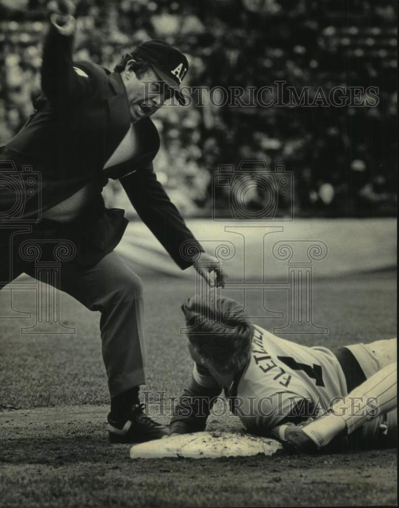 1984 Press Photo Player out on first base, Milwaukee Brewers Baseball game - Historic Images