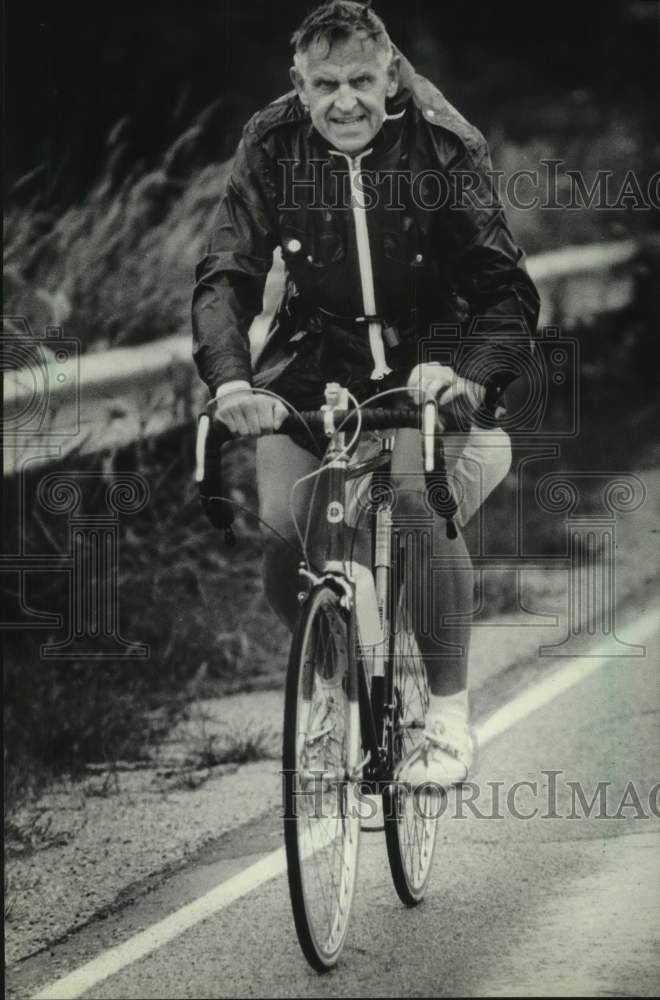 1983 Press Photo Wet John Korth rides into Cleveland via east route of SAAGBRAW - Historic Images