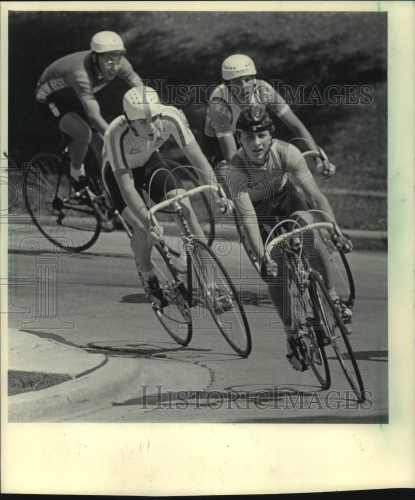 1984 Press Photo Junior riders at The Milwaukee Sentinel Cycling Classic - Historic Images
