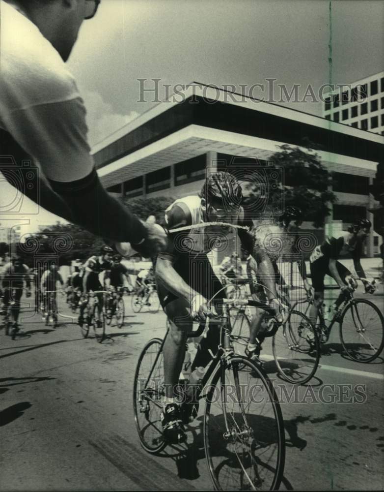 1984 Press Photo Rider Gets Water Break During Milwaukee Sentinel Classic - Historic Images