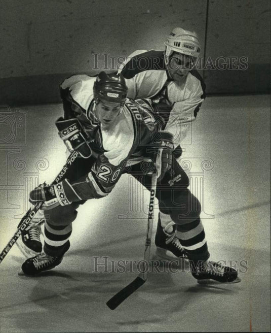 1991 Press Photo Milwaukee Admiral's Carl Valimont Tries to Pass J.F. Quintin - Historic Images