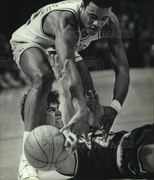 1983 Press Photo Marquette's Dwayne Johnson Reaches Over Xavier's John Shimko - Historic Images