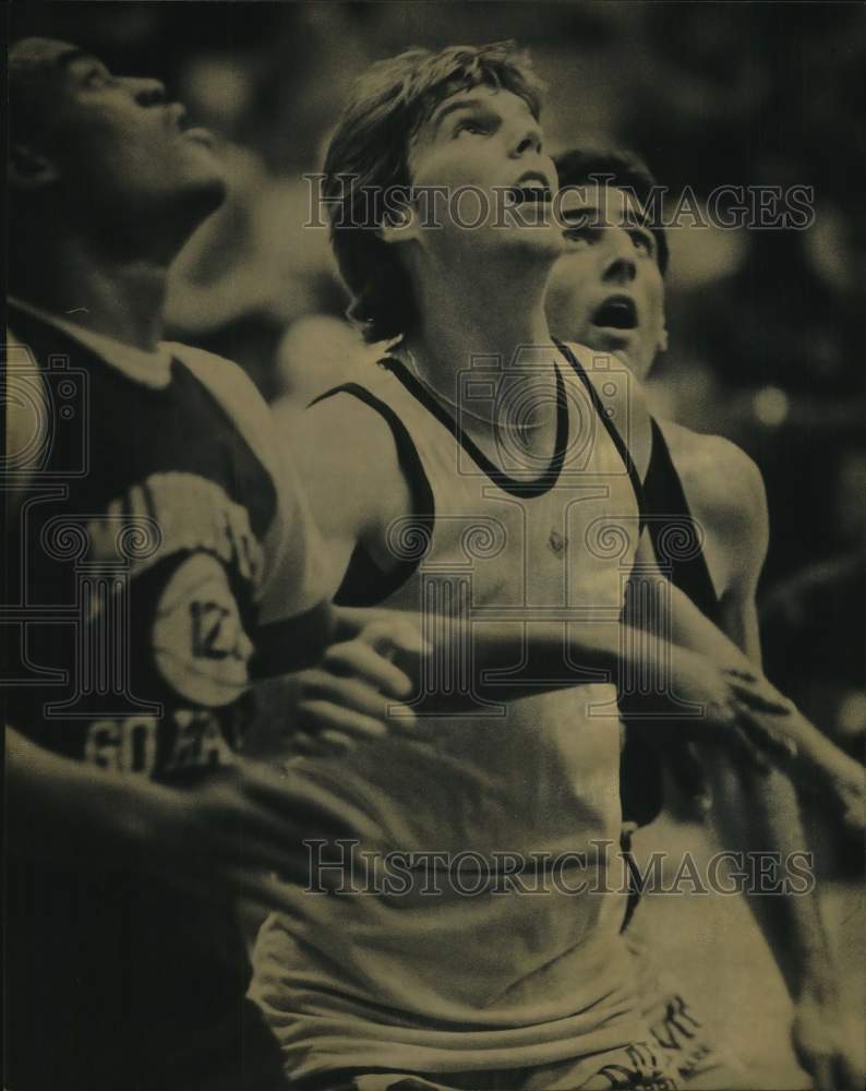 1982 Press Photo Marquette's Terrell Schlundt Looks Up For Ball with Opponents - Historic Images
