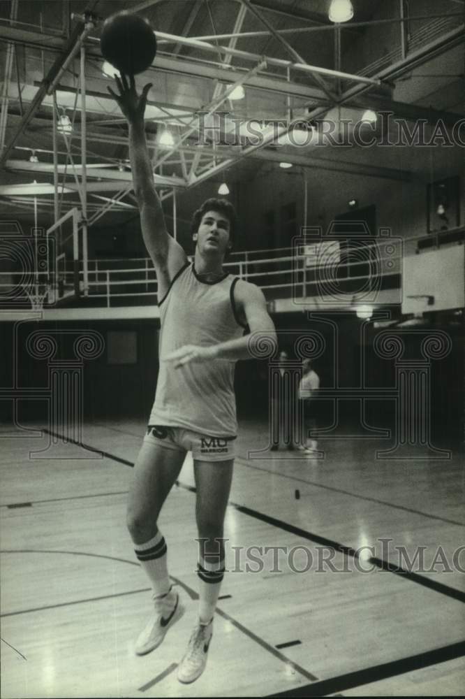 1982 Press Photo Vic Lazaretti Practices Hook Shoot at Marquette University Gym - Historic Images