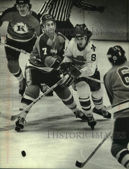 1981 Press Photo Milwaukee Admirals' Brent Jarrett Battles Komets' Dale Baldwin - Historic Images