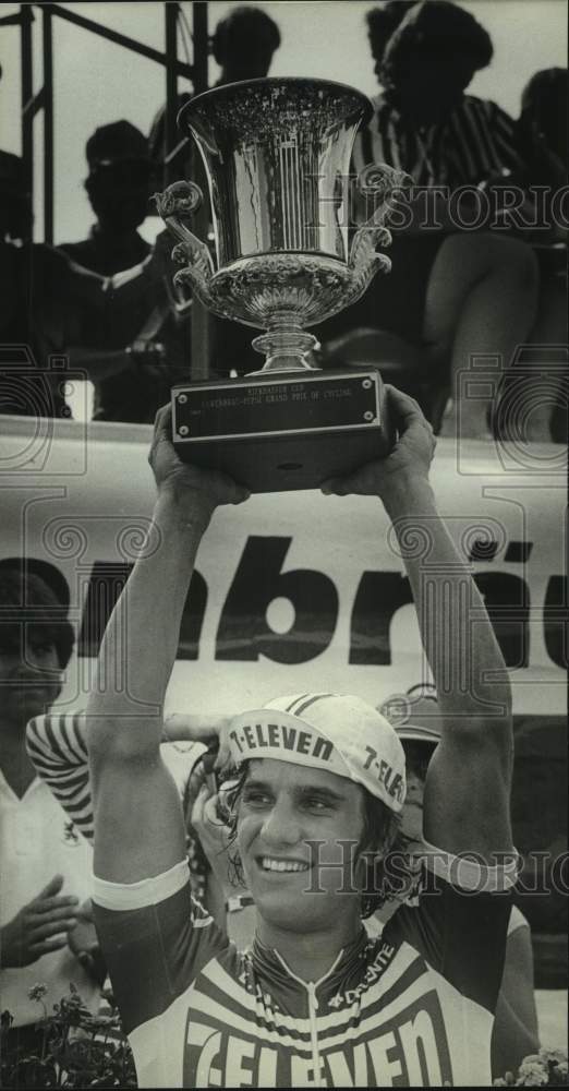 1982 Press Photo Former Olympic Star Eric Heiden Wins Bike Race Trophy - Historic Images