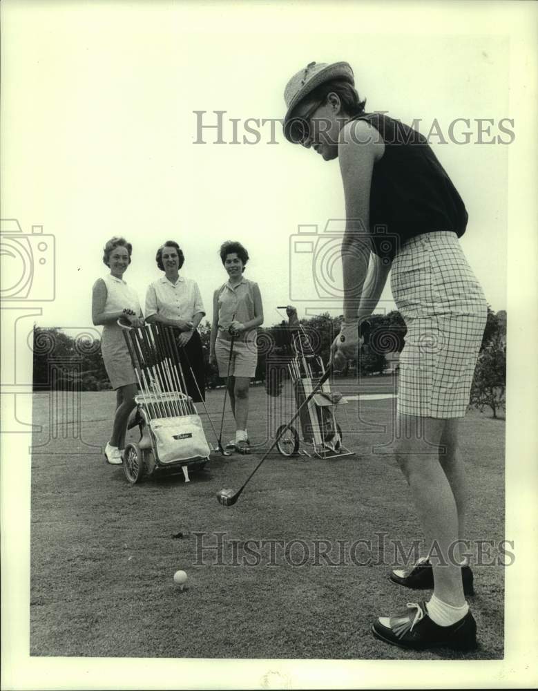 1966 Press Photo Mrs. Warren Knowles, Wisconsin GOP Women&#39;s Division Golf open - Historic Images