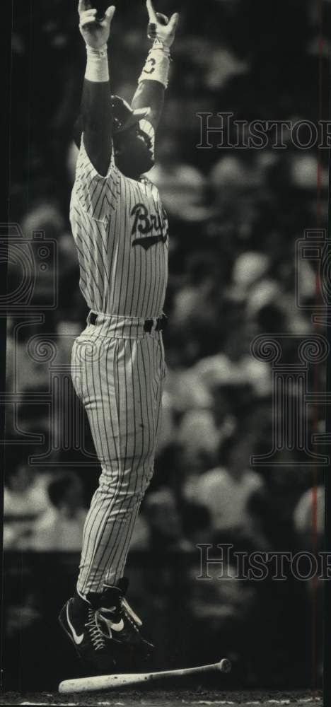 1991 Press Photo Baseball player Greg Vaughn cheers at his 10th-inning homer, WI - Historic Images