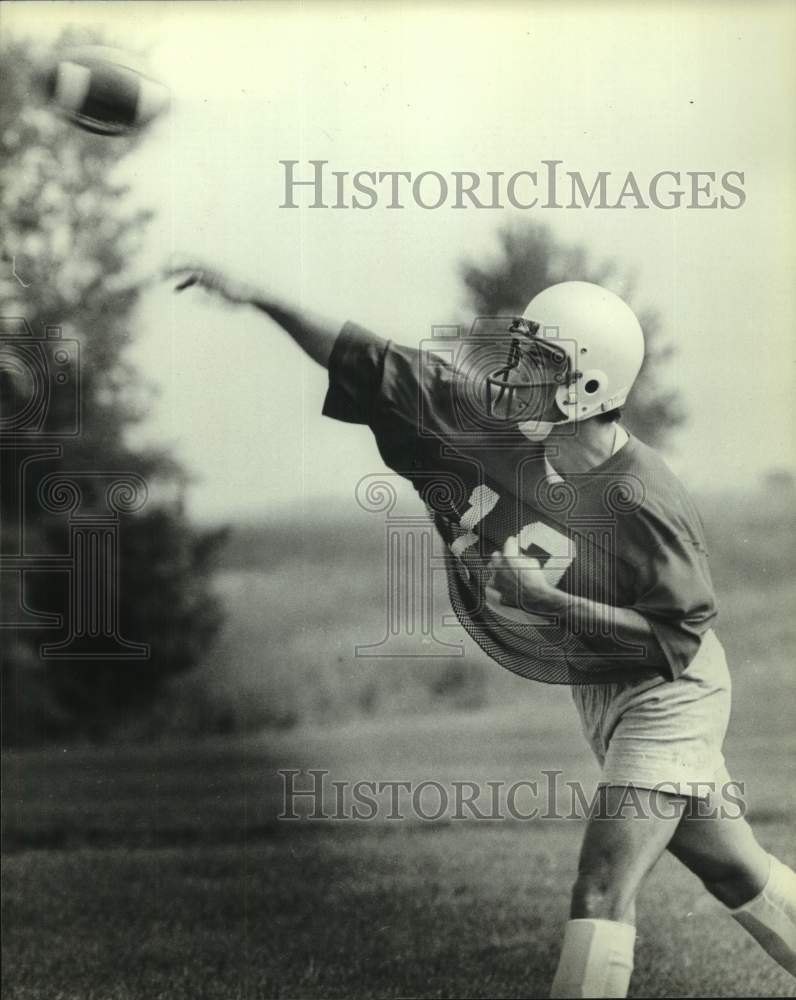 1982 Press Photo University of Wisconsin football Quarterback Randy Wright, WI - Historic Images