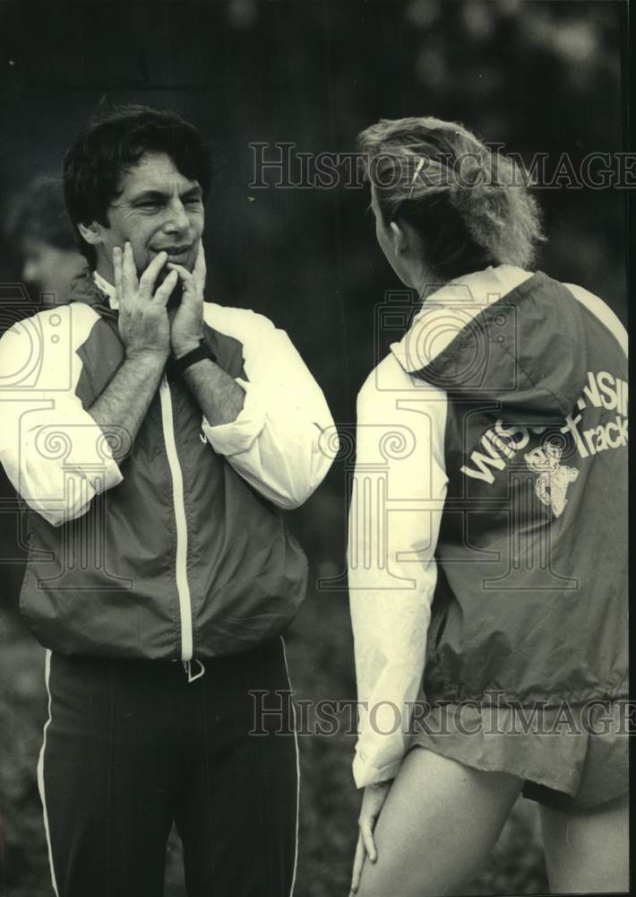 1986 Press Photo Peter Tegen coached University of Wisconsin cross country team - Historic Images