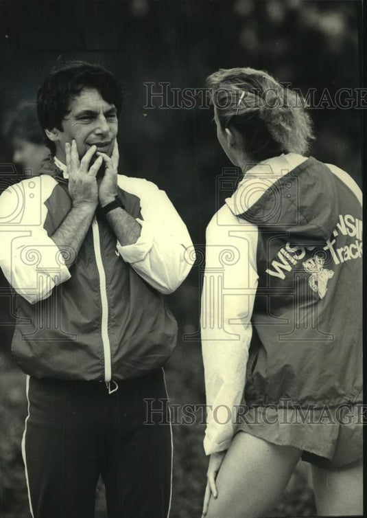 1986 Press Photo Peter Tegen coached University of Wisconsin cross country team - Historic Images