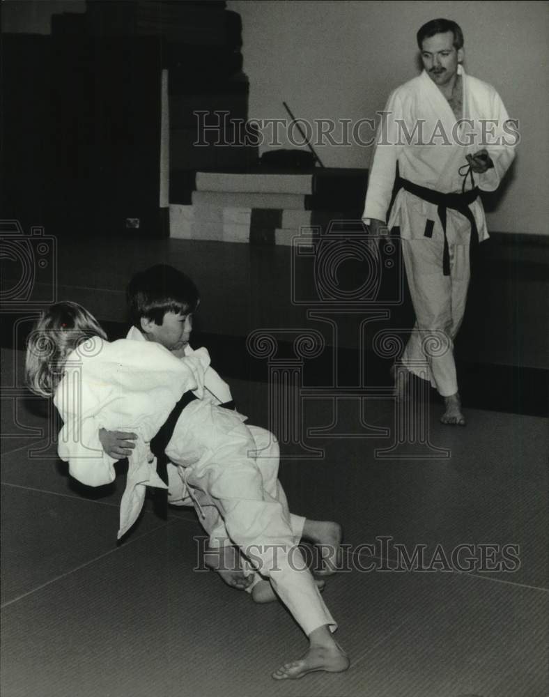 1994 Press Photo Dana McEwen brings down Ben Perthel in jujitsu match - Historic Images