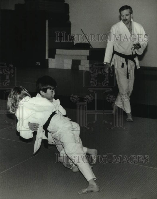 1994 Press Photo Dana McEwen brings down Ben Perthel in jujitsu match - Historic Images