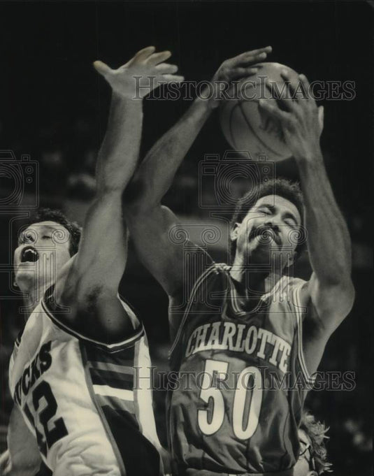 1988 Press Photo Charlotte's Robert Reid beats Buck Larry Krystkowiak to ball - Historic Images