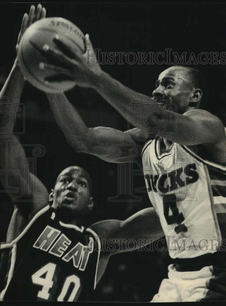 1988 Press Photo Miami's Sylvester Gray tries to stop Bucks' Sidney Moncrief - Historic Images