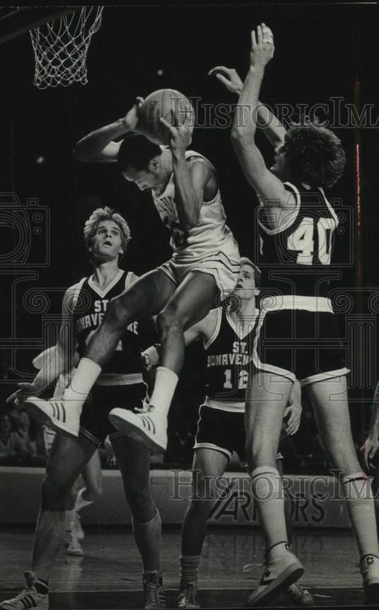 1982 Press Photo Marquette University's Michael Wilson outrebounds Bonnies - Historic Images