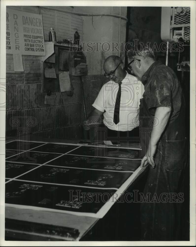 1968 Press Photo printer &amp; Milwaukee Journal Sentinel official in pressroom, WI- Historic Images