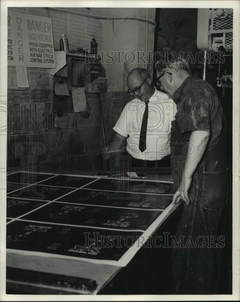 1968 Press Photo printer & Milwaukee Journal Sentinel official in pressroom, WI- Historic Images