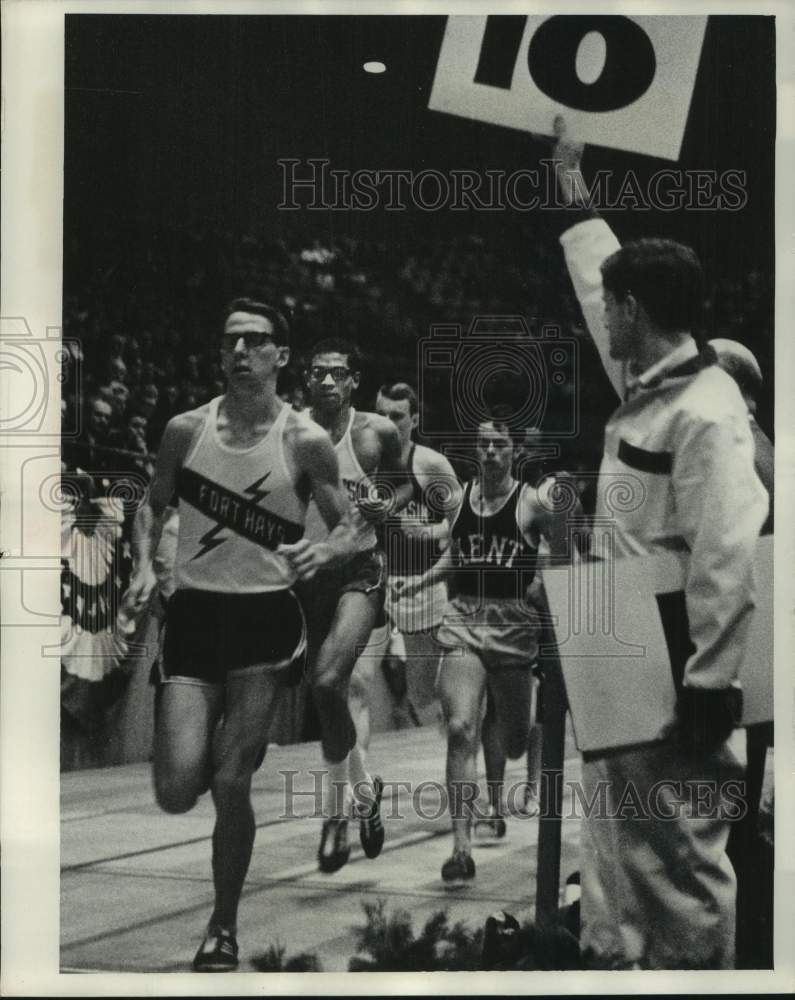 1968 Press Photo Lead Runners During Mile Event At Journal Track Meet At Arena - Historic Images