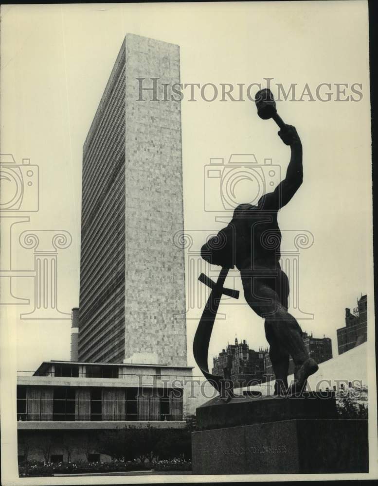 1967 Press Photo Russia's gift to United Nations stands in its gardens, New York - Historic Images