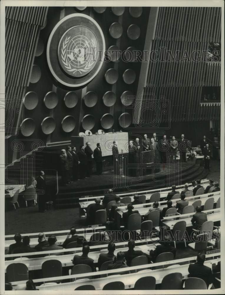 1954, Saucerlike disks to hold the seals of United Nations members - Historic Images