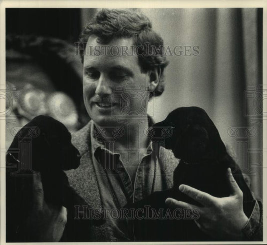 1993 Press Photo Doug Janes Jr., dog trainer, at Sentinel Sports Show, Milwaukee - Historic Images