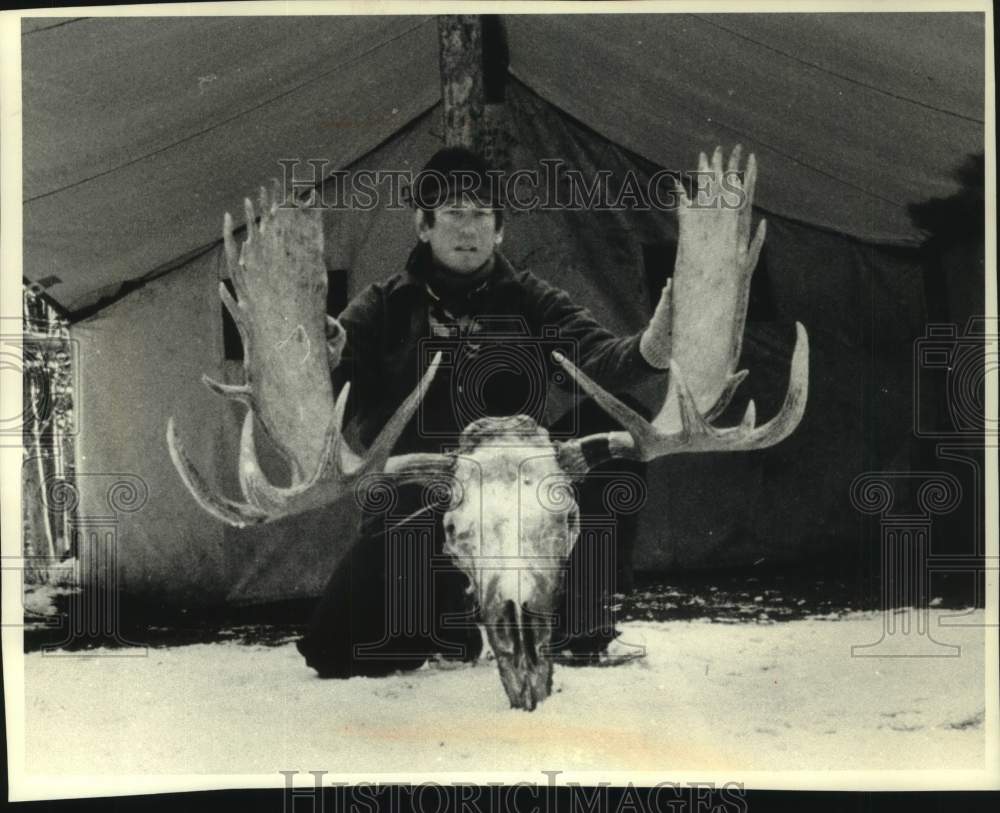 1991 Press Photo Nate Vance with skull of moose he shot - mjc36490 - Historic Images