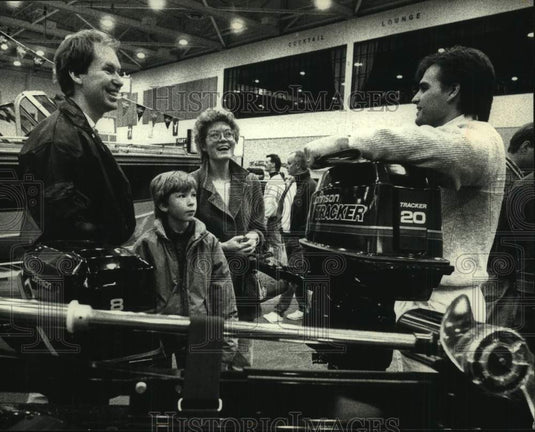 1990 Press Photo Sutherland family speak with Dave Garczynski, Milwaukee - Historic Images