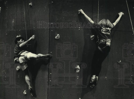 1991 Press Photo Nick Mazza and Barb Jungbluth demonstrate rock climbing - Historic Images