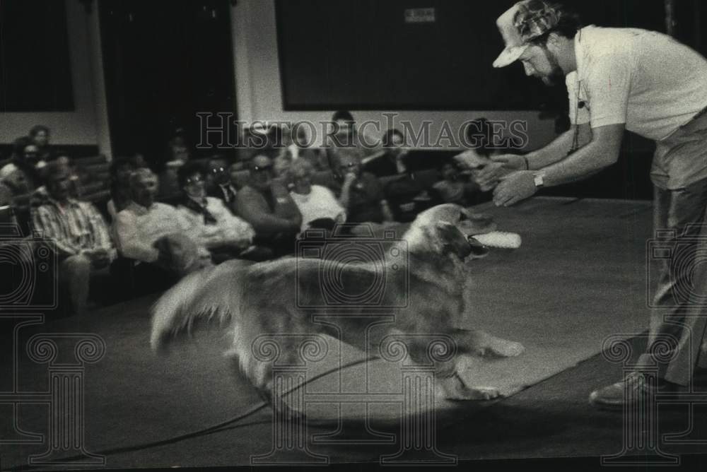 1990 Press Photo Doug Kennedy, dog training clinic, Milwaukee sports show - Historic Images