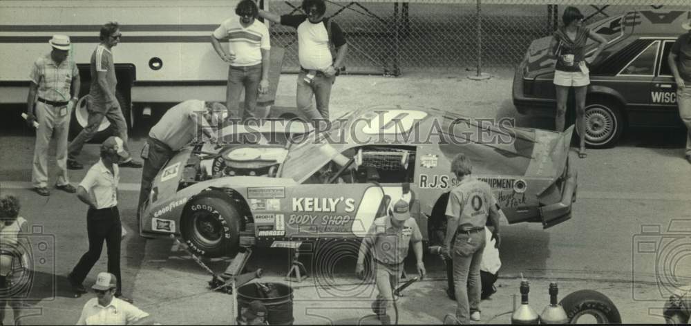 1983 Press Photo Pit Crew Members Work On Stock Car Racer At State Fair Park - Historic Images