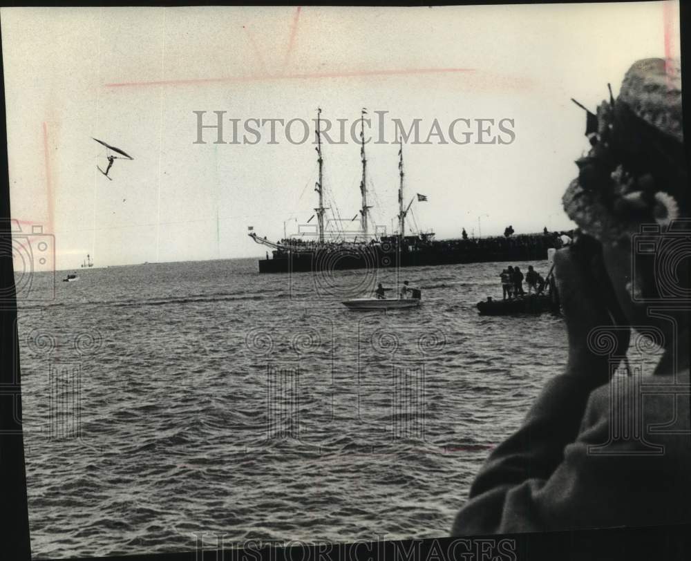 1984 Press Photo Water Skier Below Kite Over Milwaukee&#39;s Lake Michigan Harbor - Historic Images