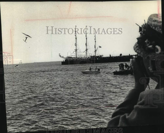 1984 Press Photo Water Skier Below Kite Over Milwaukee's Lake Michigan Harbor - Historic Images