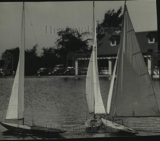 1999 Press Photo Three mini crafts at The Milwaukee Journal mini yacht regatta - Historic Images