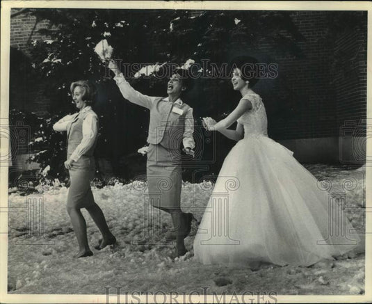 1965 Press Photo Beauty queens at Milwaukee Sentinel Sports-Travel & Boat Show - Historic Images