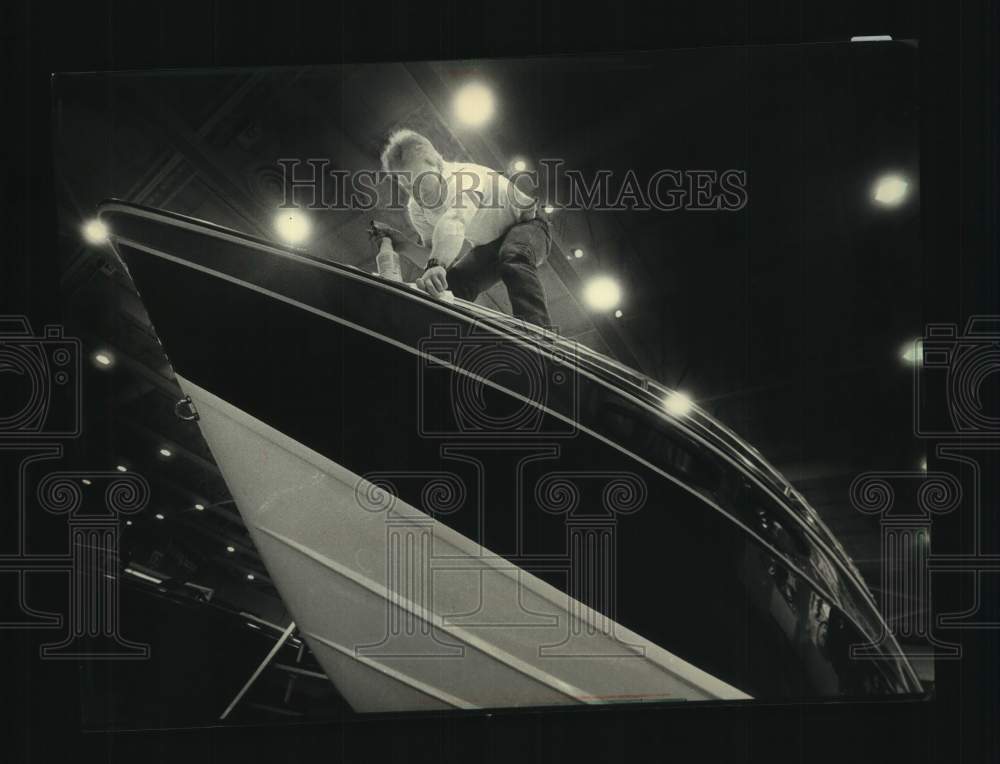 1988 Press Photo Gene Moldenbauer polishes cruiser rail at Sentinel Sports Show - Historic Images