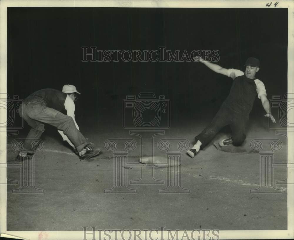 1951 Milwaukee Journal&#39;s employee teams play baseball - Historic Images
