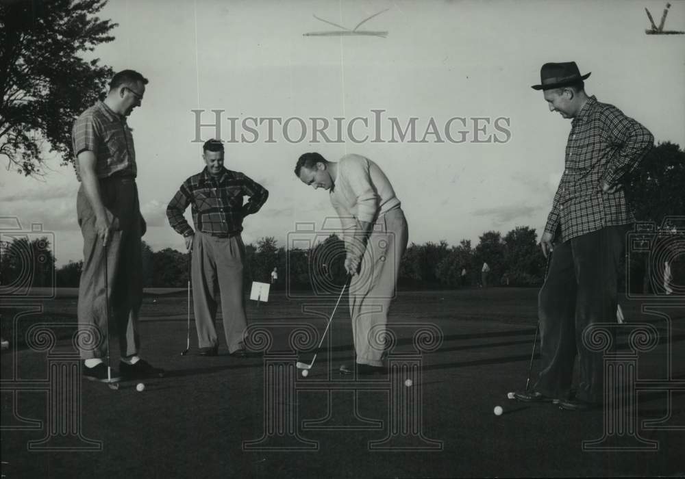 1953 Press Photo Doug Schouldice &amp; Journal Golf League members putting, WI- Historic Images