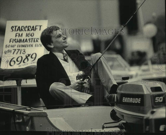 1985 Press Photo Doug Allen fishing Milwaukee Sentinel Sports Travel & Boat Show - Historic Images